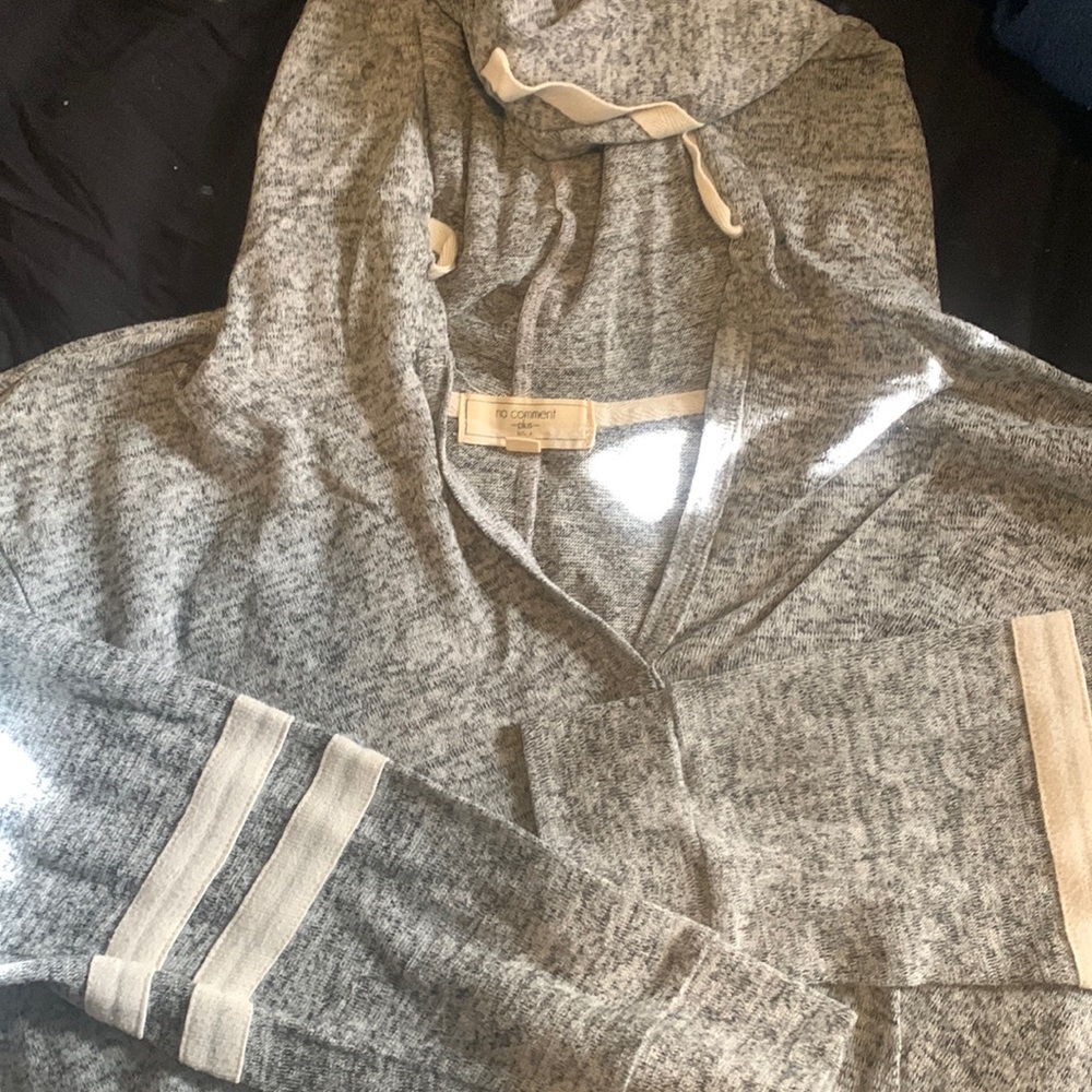 L/S hooded lightweight top